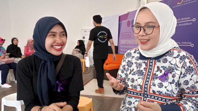 Founder MOKSA Novi Yanti Pratiwi (kanan), serta Founder dan Direktur Daya Potensia Indonesia Sitti Annisa M Harusi saat menjelaskan tentang Lembaga MOKSA di sela-sela Festival EmpowerHer 2024, di Jay & Joy Nipah Mall Makassar, Minggu, (21/04/2024). (Dok. Chaerani/Republiknews.co.id)