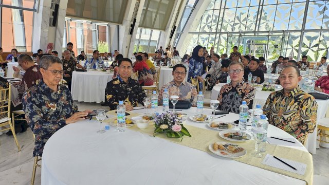 Kepala Bapenda Kabupaten Gowa Indra Wahyudi Yusuf (kanan) saat menghadiri High Level Meeting (HLM) TP2DD Sulsel, di Hotel Aryaduta Bali, kemarin. (Dok. Humas Gowa)