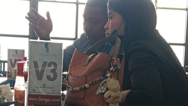 Napi Lapas Klas II-B Merauke, atas nama Regina Diana Pratama Sari, tertangkap kamera warga saat sedang makan di salah satu pusat Keramaian di Kabupaten Merauke. (Istimewa)