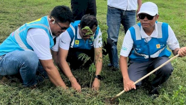 Peringatan Hari Bumi 2024, PLN Sulselbar Tanam 1000 Pohon di Wajo