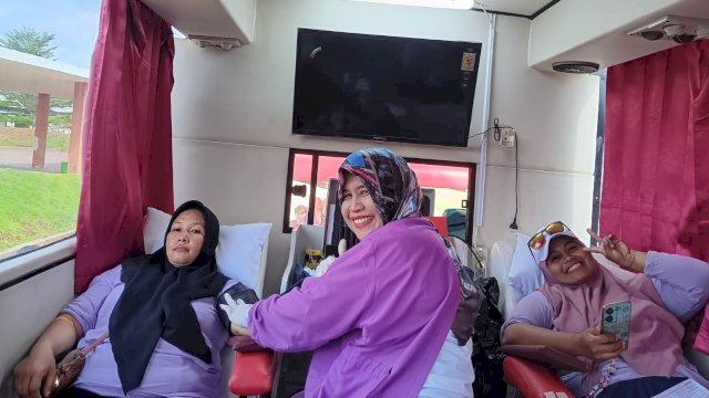 Sejumlah warga atau pengunjung RTH saat mengikuti aksi donor darah yang dilakukan PMI Gowa bekerjasama PMI Sulsel, di RTH Syekh Yusuf, kemarin. (Dok. Humas Gowa)