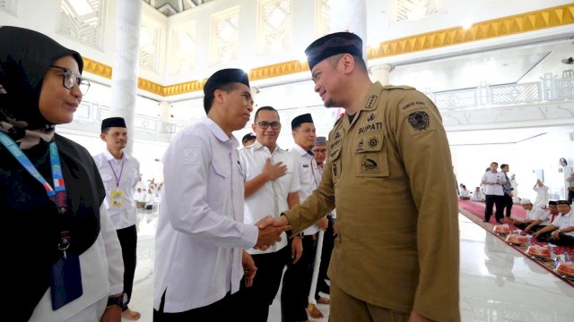 Bupati Gowa Adnan Purichta Ichsan saat melepas JCH Kabupaten Gowa di sela-sela pelaksanaan Manasik Haji di Masjid Agung Syekh Yusuf, Senin, (22/04/2024). (Dok. Humas Gowa)