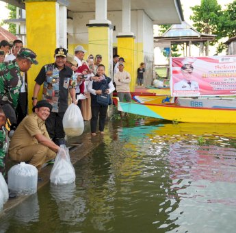 Pj Gubernur Sulsel Kunjungi Soppeng, Tebar 160 Ribu Benih Ikan di Salomate