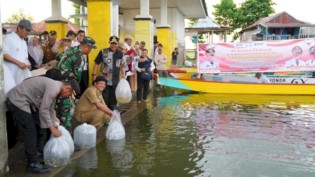 Pj Gubernur Sulsel Kunjungi Soppeng, Tebar 160 Ribu Benih Ikan di Salomate