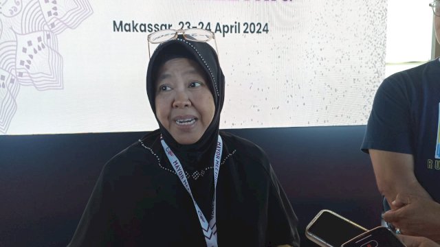 Direktur Financial Hasanuddin Contact Hadijah saat diwawancara, di Aston Hotel Makassar, Selasa, (23/04/2024). (Dok. Chaerani/Republiknews.co.id)