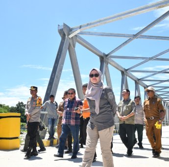 Disaksikan Anggota DPR RI Muhammad Fauzi Indah Putri Indriani Resmikan Jembatan Balebo