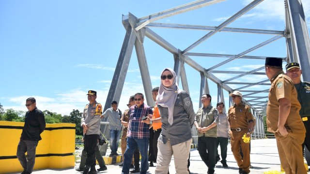 Bupati Luwu Utara Indah Putri Indriani, Anggota Komisi V DPR RI Muhammad Fauzi saat hadir meresmikan Jembatan Balebo.
