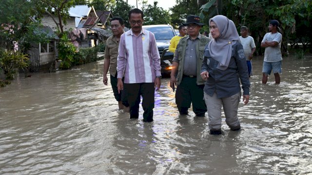 Bupati Luwu Utara Indah Putri Indriani saat meninjau salah satu Desa Di Kecamatan Mappedeceng yang terdampak banjir. 