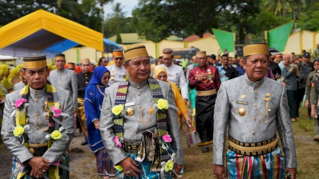 Pj Gubernur Sulsel Bahtiar Baharuddin, bersama Kapolda Irjen Pol Andi Rian dan Bupati Soppeng Andi Kaswadi Razak, saat menghadiri Hari Jadi Soppeng ke-763, Selasa (23/04/2024). (Istimewa)