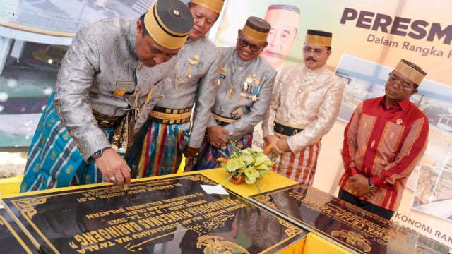 Pj Gubernur Sulsel Bahtiar Baharuddin, menandatangani Prasasti peresmian salah satu proyek pembangunan di HUT Soppeng ke 763, Selasa (23/04/2024). (Istimewa)