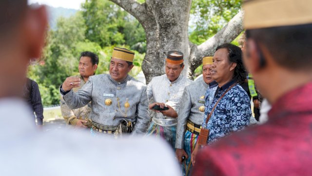 Pj Gubernur Sulsel Bahtiar Baharuddin, berbicara dengan pemandu adat saat berziarah ke makam raja-raja di Jera Lompoe Kabupaten Soppeng, Selasa (23/04/2024). (Istimewa)
