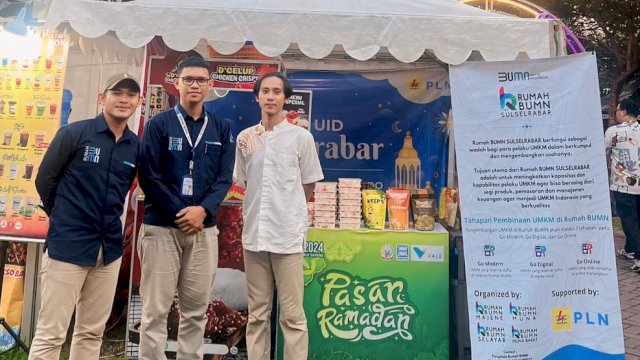 Petugas Rumah BUMN PLN Sulselrabar bersama salah satu pengelola UMKM. (Istimewa)