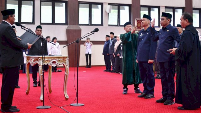 Pj Gubernur Sulsel Bahtiar Baharuddin, saat melantik 89 pejabat administrator dan 77 pejabat pengawas di lingkup Pemprov Sulsel, Rabu (24/04/2024). (Istimewa)