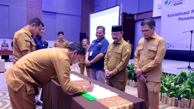 Wakil Bupati Gowa Abd. Rauf Malaganni, didampingi Pj Sekretaris Daerah Kabupaten Gowa Abd. Karim Dania saat menyaksikan langsung penandatanganan kerjasama tentang perlindungan pekerja rentan antara Pemerintah Desa dengan BPJS Ketenagakerjaan, di Hotel Four Points by Sheraton Makassar, kemarin. (Dok. Humas Gowa)
