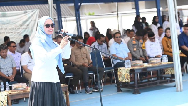 Bupati Luwu Utara Indah Putri Indriani saat membuka Porseni di lapangan Tennis rumah jabatan Bupati Luwu Utara. 