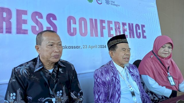Project Director Hasanuddin Contac Prof. M Alimin Maidin (tengah), Assisten Pemerintahan dan Kesra, Pemkab Pangkep Herlina (kanan), dan Asisten Perekonomian dan Pembangunan Pemkab Maros, Abdul Azis Ahmad, di sela-sela Prescon The3 Eastern Indonesia Mayor Meeting, di Aston Hotel Makassar, Rabu, (24/04/2024). (Dok. Chaerani/Republiknews.co.id) 
