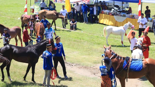 Kontes Kuda Lokal Jarang Patta&rsquo;ba di Stadion Turatea Belokallong Kabupaten Jeneponto, Kamis (25/04/2024). (Istimewa)
