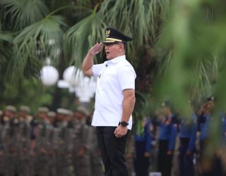 Kemendagri Tunjuk Aries Agung Paewai Sebagai Komandan Upacara pada Peringatan Hari Otonomi Daerah XXVIII di Surabaya