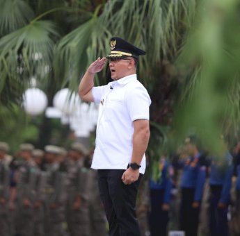 Kemendagri Tunjuk Aries Agung Paewai Sebagai Komandan Upacara pada Peringatan Hari Otonomi Daerah XXVIII di Surabaya