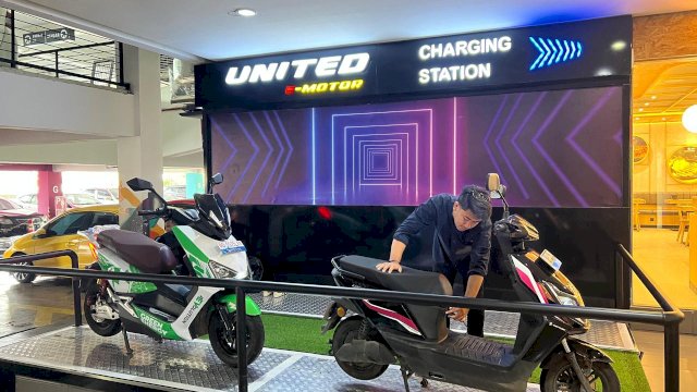 Penggunaan kendaraan United E-Motor semakin mudah mengisi bahan bakar dengan hadirnya Charging Station di MaRI. (Dok. Kalla Kars)