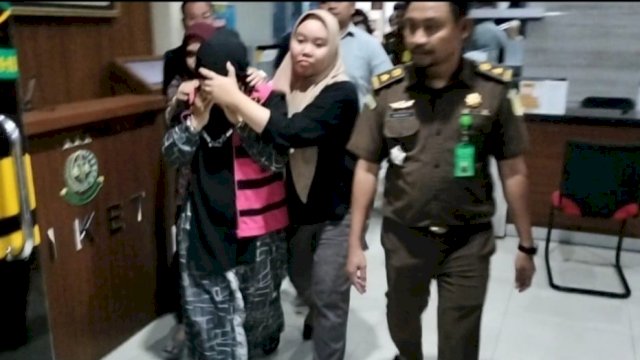 AR tersangka korupsi penyalahgunaan pupuk bersubsidi saat digelandang ke Rutan Jeneponto, Kamis (25/04/2024). (Istimewa)