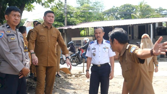Bupati Gowa Adnan Purichta Ichsan saat meninjau langsung progres pengerjaan Jalan Alternatif Pangkabinanga-Pallangga, kemarin. (Dok. Humas Gowa)