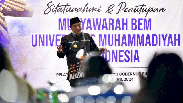 Pj Gubernur Sulsel Bahtiar Baharuddin, saat menjamu makan malam seluruh jajaran BEM Unismuh se-Indonesia, Jumat (26/04/2024). (Istimewa)