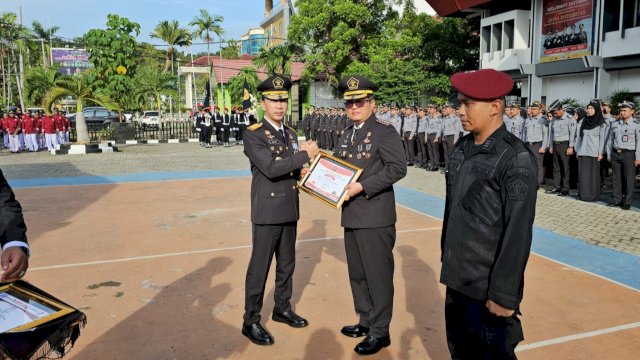 Kepala Lapas Narkotika Samarinda, Hidayat, saat menerima penghargaan dari Kakanwil Kemkumham Kaltim Gun Gun Gunawan. (Istimewa)
