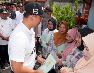 Pj Gubernur Bahtiar Baharuddin Dampingi Menteri AHY Serahkan 50 Sertipikat Hasil PTSL di Gowa
