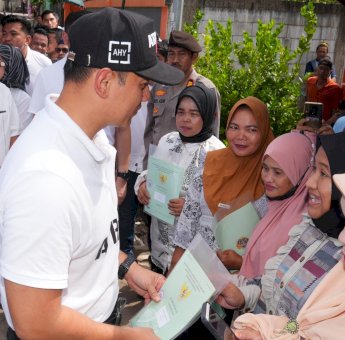 Pj Gubernur Bahtiar Baharuddin Dampingi Menteri AHY Serahkan 50 Sertipikat Hasil PTSL di Gowa
