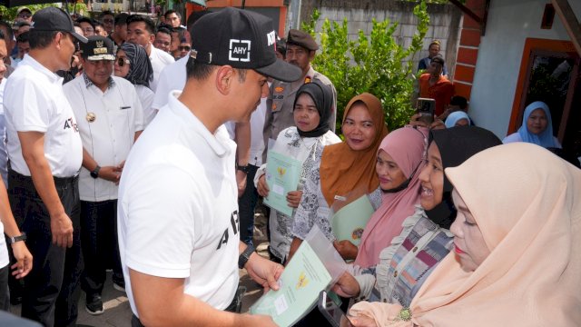 Menteri ATR/BPN Agus Harimurti Yudhoyono, saat menyerahkan 50 sertipikat secara door to door ke rumah warga di Kelurahan Romangpolong, Kabupaten Gowa, Sabtu (27/04/2024). (Istimewa)