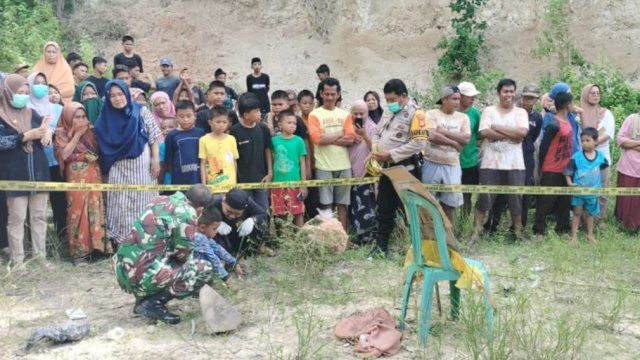 Warga memenuhi lokasi saat polisi melakukan olah TKP penemuan mayat bayi baru lahir di Dusun Boritta, Desa Tanete, Kabupaten Kepulauan Selayar, Sabtu (27/04/2024). (Istimewa)