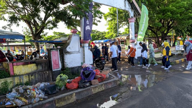 Pemandangan gundukan sampah tepat di Depan Lapangan Passamaturukang Kecamatan Binamu, Jeneponto, Minggu (28/04/2024). (Foto: Andi Nurul Gaffar / Republiknews.co.id)