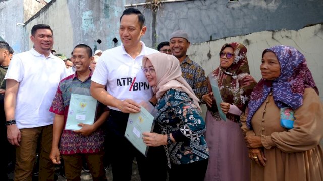 Puluhan warga Kelurahan Romang Polong, Somba Opu saat menerima sertifikat tanah program PTSL oleh Menteri ATR/BPN Agus Harimurti Yudhoyono didampingi Bupati Gowa Adnan Purichta Ichsan, kemarin. (Dok. Humas Gowa)