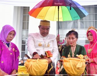 Pj Gubernur Sulsel Ikuti Ritual Adat Mappacekke Wanua Sebelum Perayaan HUT Palopo ke-22