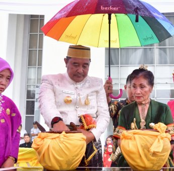 Pj Gubernur Sulsel Ikuti Ritual Adat Mappacekke Wanua Sebelum Perayaan HUT Palopo ke-22