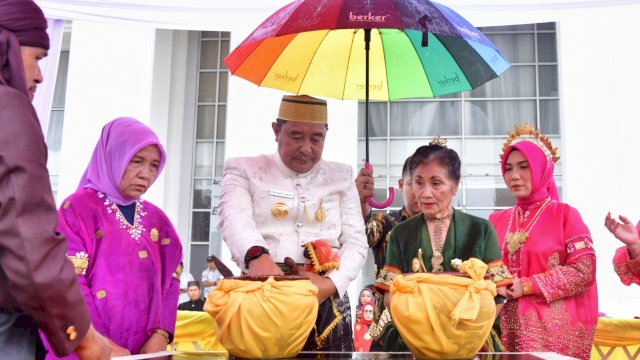 Pj Gubernur Sulsel Bahtiar Baharuddin, mengikuti upacara Mappacekke Wanua, Rangkaian Pelaksanaan Peringatan Hari Ulang Tahun Kota Palopo ke-22, Senin (29/04/2024). (Istimewa)