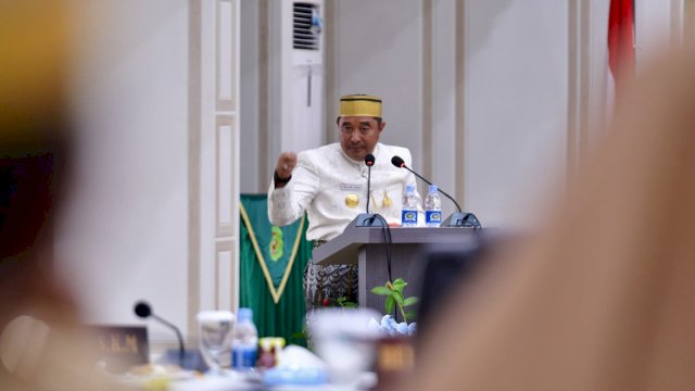Pj Gubernur Sulsel Bahtiar Baharuddin, memberikan pidato saat HUT Kota Palopo ke-22 di Kantor DPRD Kota Palopo, Senin (29/04/2024). (Istimewa)