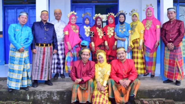 Kepala Sekolah dan para Guru saat berfoto bersama usai Upacara Bendera peringati Hari jadi Jeneponto ke-161, Senin (29/04/2024). (Istimewa)