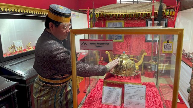 Kepala Kantor Konsuler Jepang di Makassar Mr Ohashi Koichi saat melihat dan menyentuh langsung Mahkota Raja atau Salokoa saat di sela-sela berkunjung ke Musuem Balla Lompoa, kemarin. (Dok. Istimewa)