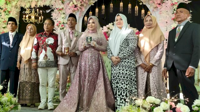 Bupati Bima Hj. Indah Damayanti Putri S.E., M.IP ikut memberi doa restu pernikahan Mas'udatul Fitritah, S.Jrp, Ns, MKM dan Dr. Amryn, M.H. (Foto: M. Dahlan Abubakar / Republiknews.co.id)