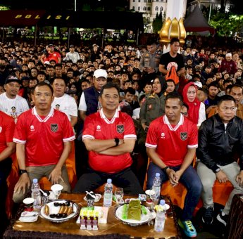 Bersama Ribuan Warga Parepare, Pj Gubernur Nobar Semi Final AFC di Lapangan Andi Makkasau