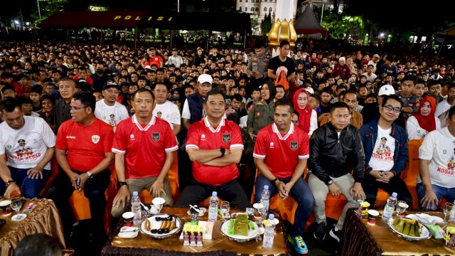 Pj Gubernur Sulsel Bahtiar Baharuddin dan Pj Wali Kota Parepare Akbar Ali, nonton bareng Semi Final Piala AFC, di Lapangan Andi Makkasau Parepare, Senin (29/04/2024). (Istimewa)