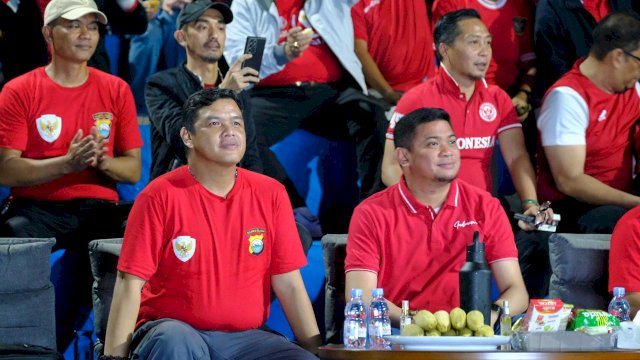 Bupati Gowa Adnan Purichta Ichsan (kanan) saat nonton bareng Semifinal Piala Asia U-23 antara Indonesia melawan Uzbekistan, Senin, (29/04/2024) malam kemarin, di RTH Syekh Yusuf. (Dok. Humas Gowa)