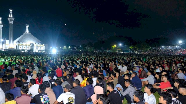 Ribuan penonton tampak memadati RTH Syekh Yusuf Discovery yang digunakan sebagai lokasi Nobar Semifinal Piala Asia U-23 antara Indonesia melawan Uzbekistan, Senin, (29/04/2024) malam kemarin. (Dok. Humas Gowa)