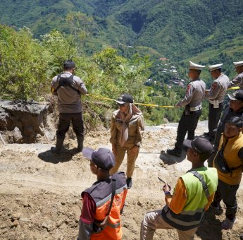 Tinjau Langsung Longsor di Rongkong, Indah Putri Indriani : Besok Sudah Bisa Dilalui