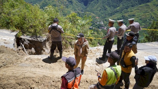 Bupati Luwu Utara Indah Putri Indriani saat meninjau langsung salah satu tirik longsor di Kecamatan Rongkong. Selasa (30/04/2024)