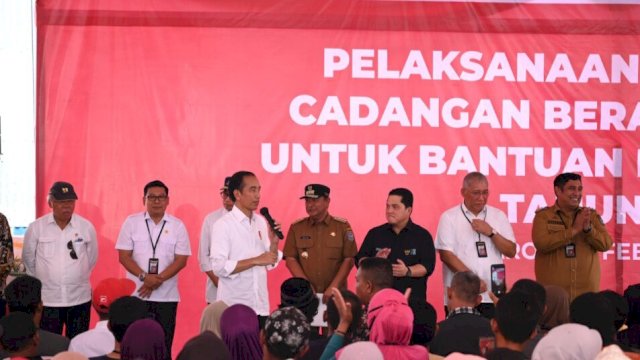 Presiden Jokowi Bagikan Bantuan Pangan ke 1000 KPM di Maros