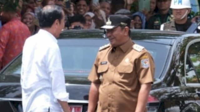 Presiden Jokowi Berbincang dengan Pj Gubernur Sulsel Bahtiar Baharuddin. (Istimewa)