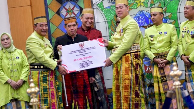 Pj Gubernur Sulsel Bahtiar Baharuddin, menyerahlan secara simbolis bantuan keuangan kepada Bupati Pangkep Muh. Yusran Lalogau, Rabu (28/02/2024). (Istimewa)